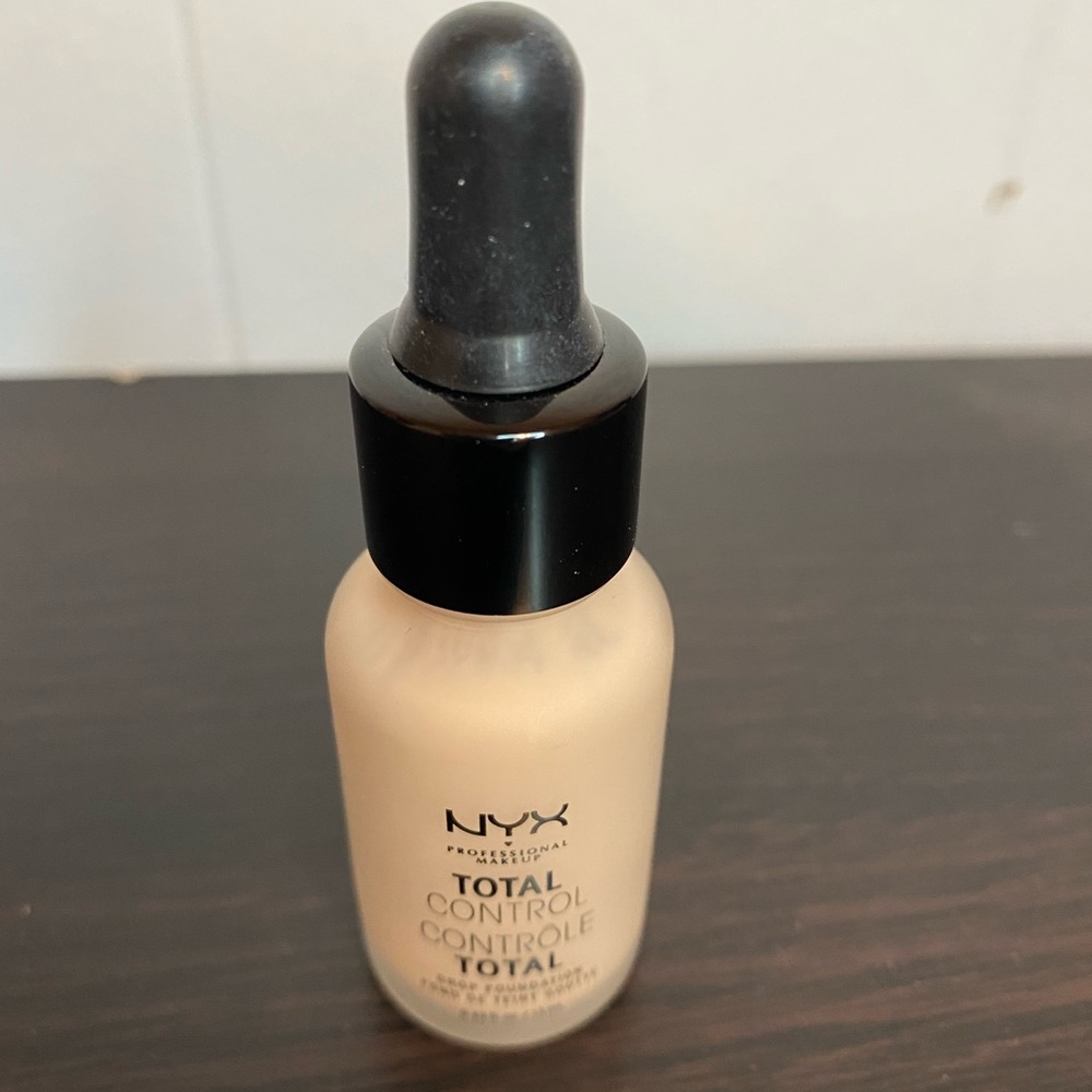 🍎🍎 NYX total control foundation
